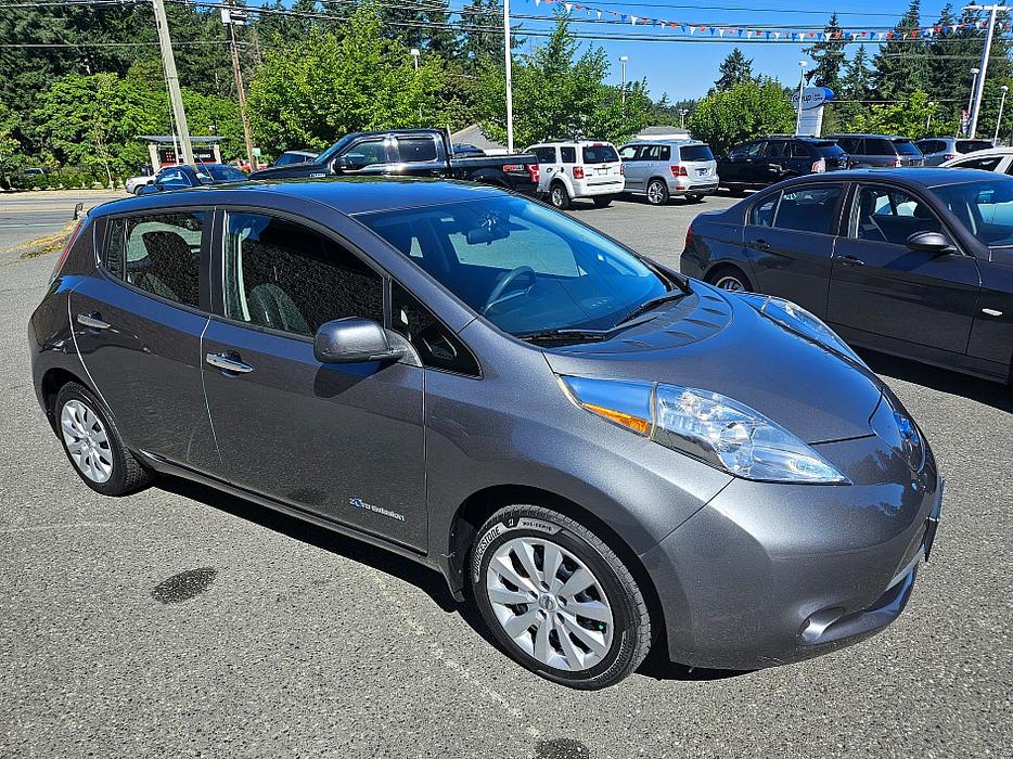 2016 Nissan  LEAF SL display photo