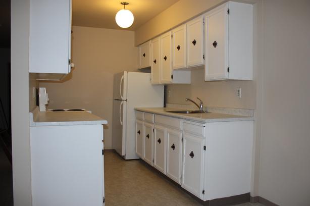 nice bachelor close to Metrotown image 3