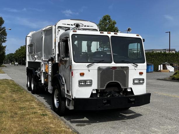 2010 Peterbilt 320 Expert 2000 Tandem Axle Garbage Truck Cummins Diesel with Air image 2
