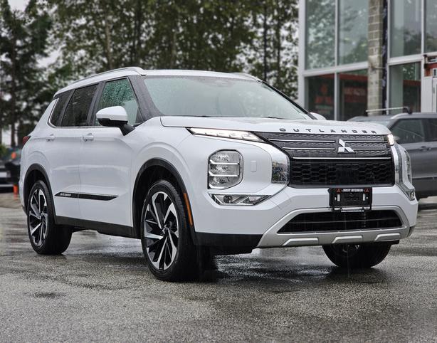 2023 Mitsubishi Outlander LE - Navigation, MultiView Cameras, Power Liftgate image 3