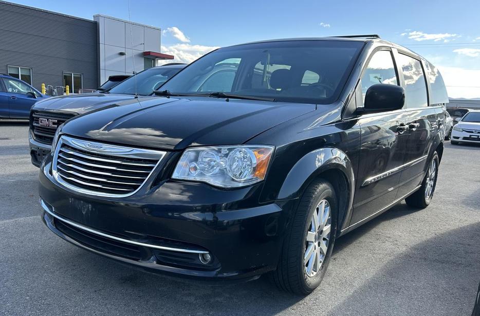 2014 Chrysler Town & Country Touring display photo