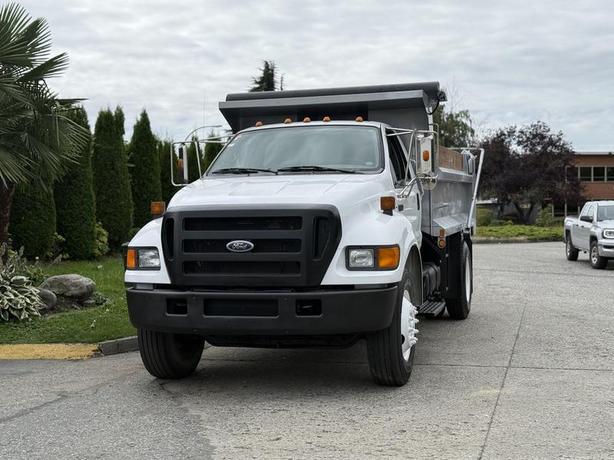 2004 Ford F-750 Regular Cab Dually Diesel 2WD 12-Foot Dump Truck image 4