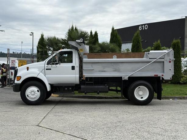 2004 Ford F-750 Regular Cab Dually Diesel 2WD 12-Foot Dump Truck image 6