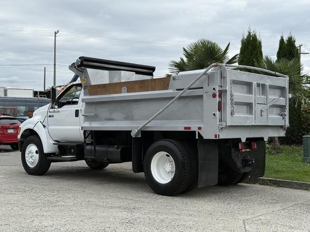 2004 Ford F-750 Regular Cab Dually Diesel 2WD 12-Foot Dump Truck image 7