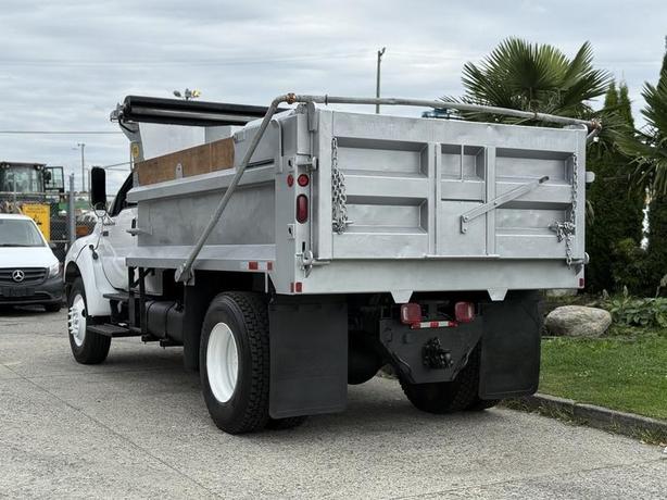 2004 Ford F-750 Regular Cab Dually Diesel 2WD 12-Foot Dump Truck image 8