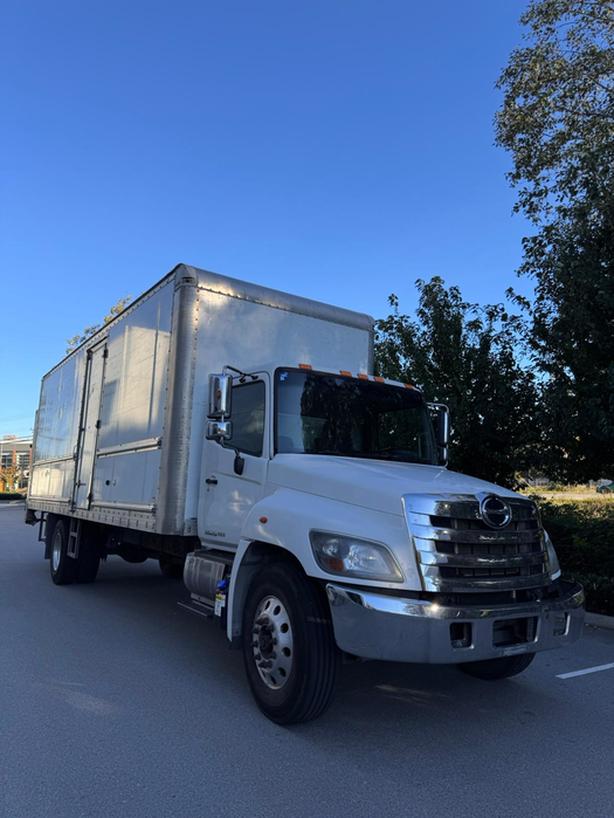 2018 Hino 338 BOX image 1
