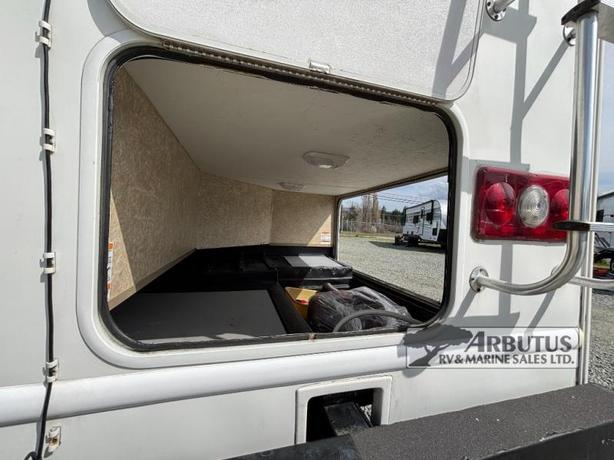 Used 2010 Thor Motor Coach Chateau 25C image 7