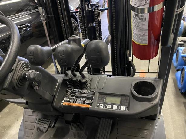 2021 Toyota 8FGU18 3 stage Propane Forklift image 8