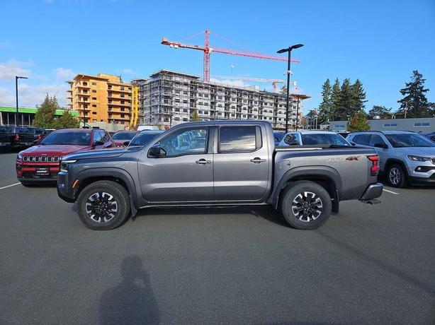 2022 Nissan Frontier Crew Cab PRO-4X Standard Bed 4x4 | One Owner! image 3