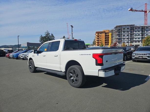2023 Ford F-150 Lightning LARIAT 4WD SuperCrew 5.5' Box | No Reported Accidents! image 4