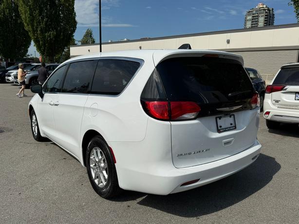2024 Chrysler Grand Caravan SXT - No Accidents, Dual Power Sliding Doors image 8