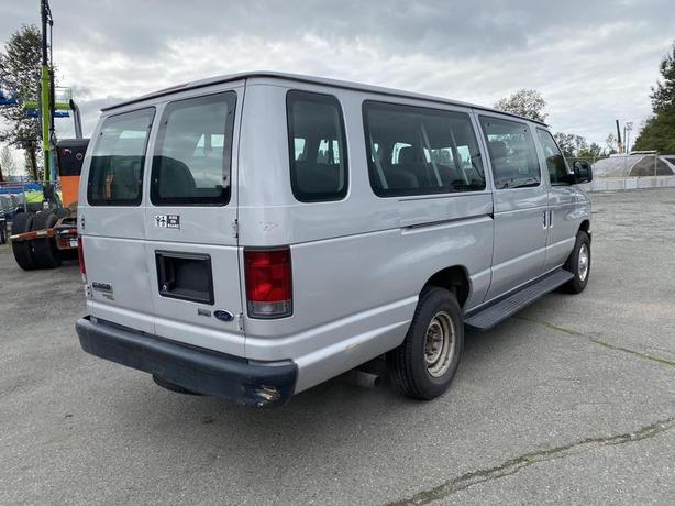 2010 Ford Econoline E-350 XL Super Duty Extended 15 Passenger Van image 5