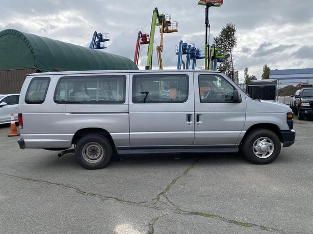 2010 Ford Econoline E-350 XL Super Duty Extended 15 Passenger Van image 6