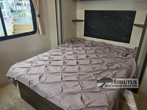 Used 2019 Keystone RV Residence 401MBNK image 6