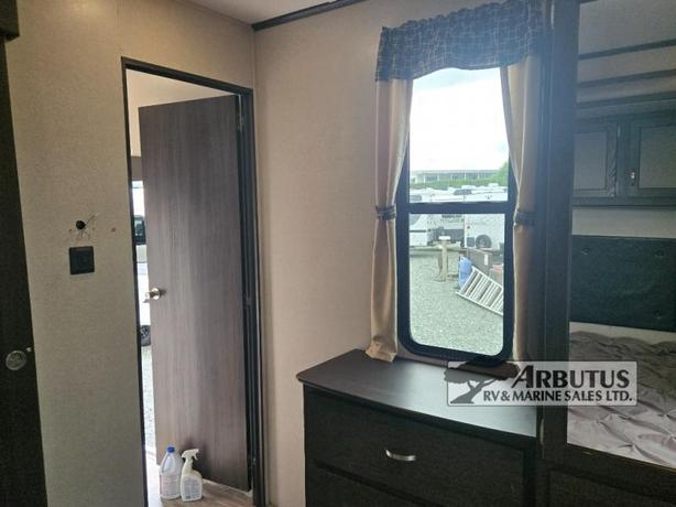 Used 2019 Keystone RV Residence 401MBNK image 8