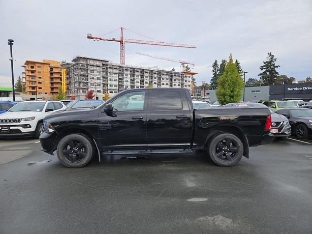2022 RAM 1500 Classic Express 4x4 Crew Cab 5'7 Box | Bluetooth Connectivity! image 3