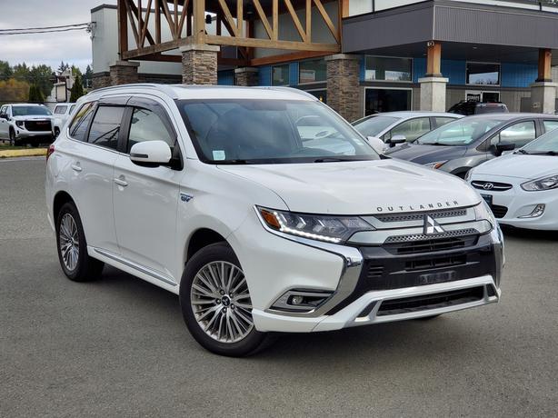 2020 Mitsubishi Outlander PHEV 4WD - Heated Seats, Heated Wheel, Moonroof image 4