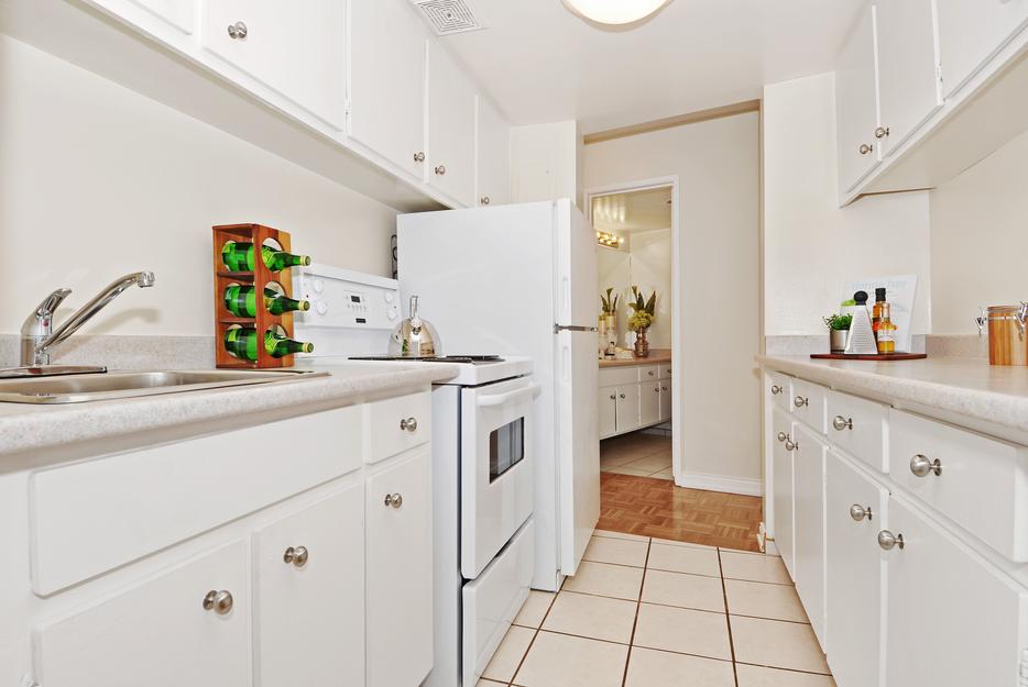 2 Bedroom Suite on Beach Ave! display photo