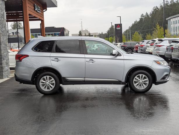 2017 Mitsubishi Outlander ES - 4x4, Heated Seats, Bluetooth image 5