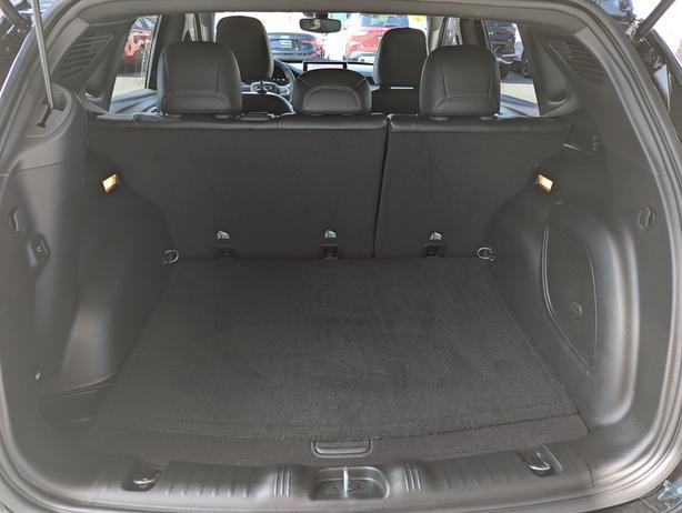 2023 Jeep Compass Trailhawk - 4x4, Leather, Heated Seats, Sunroof image 8