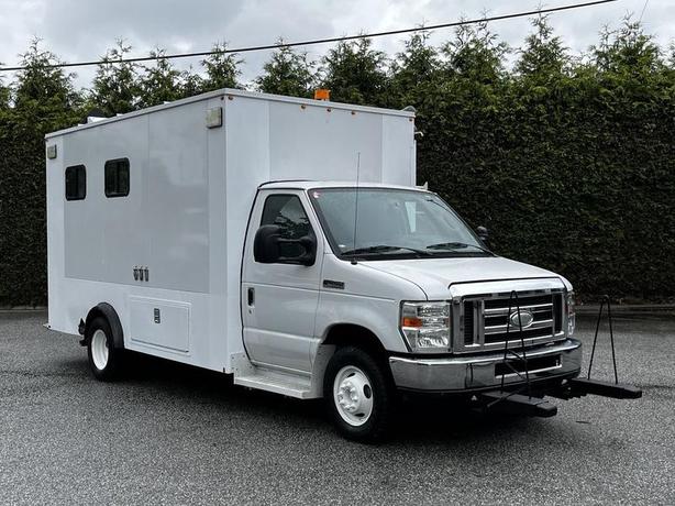 2013 Ford Econoline E450 Super Duty Service Box Truck image 1