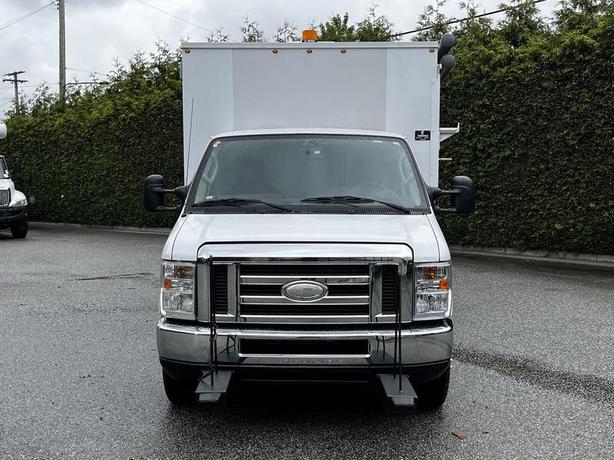 2013 Ford Econoline E450 Super Duty Service Box Truck image 3