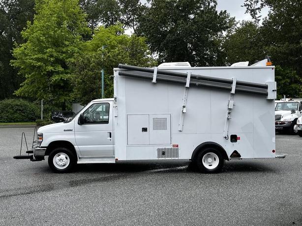 2013 Ford Econoline E450 Super Duty Service Box Truck image 6