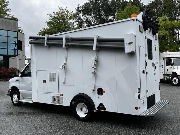 2013 Ford Econoline E450 Super Duty Service Box Truck image 7