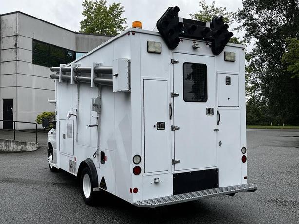 2013 Ford Econoline E450 Super Duty Service Box Truck image 8