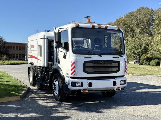 2012 Autocar XPERT Elgin Crosswind Street Sweeper with Dual Controls image 2