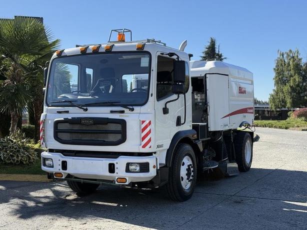 2012 Autocar XPERT Elgin Crosswind Street Sweeper with Dual Controls image 4