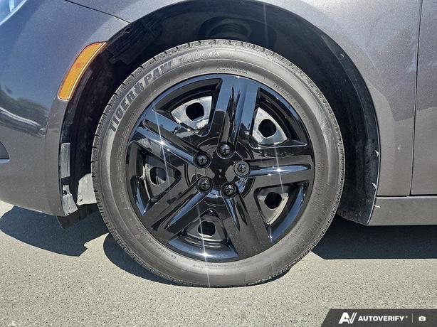 2016 Chrysler 200 4dr Sdn LX FWD | Keyless Entry | Cruise Control! image 6