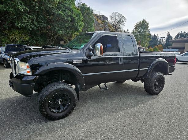 2006 Ford  Super Duty F-250 XLT image 2