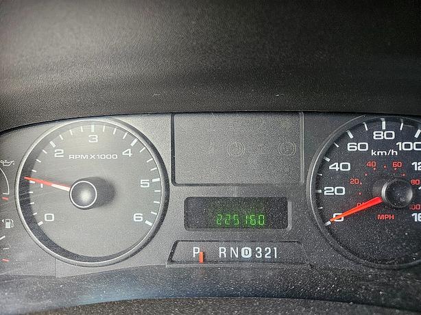 2006 Ford  Super Duty F-250 XLT image 6