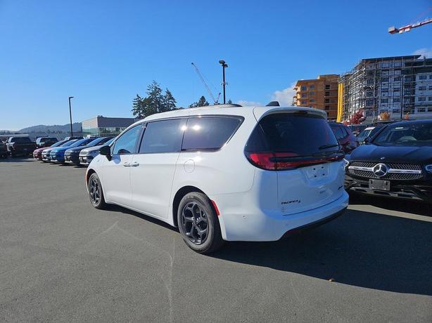 2024 Chrysler Pacifica Hybrid Premium S Appearance | No Reported Accidents | One image 4