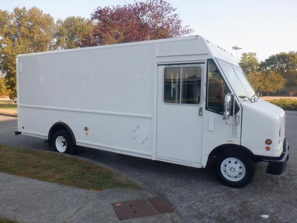 2006 Ford Econoline E-450 Utilimaster 16 Foot Cargo Step Van with Rear Shelving image 5