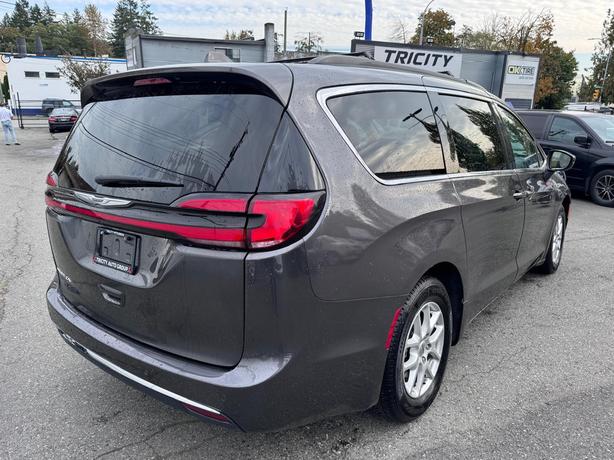 2022 Chrysler Pacifica Touring L - Parking Sensors, Leather, Heated Seats image 5