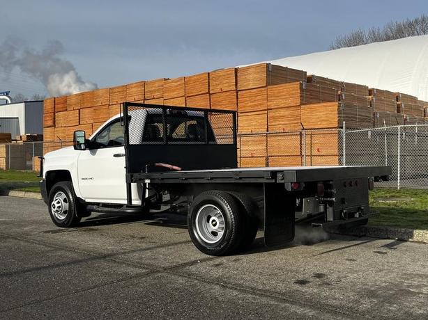 2017 Chevrolet Silverado 3500HD 8Foot Flat Deck 4WD image 7