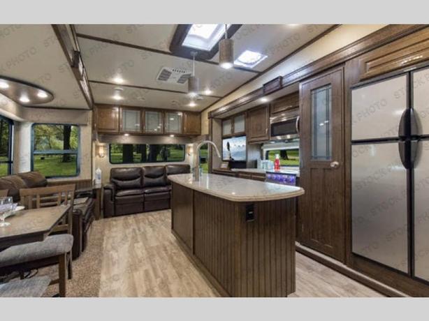 Used 2020 Grand Design Solitude S-Class 3350RL image 2