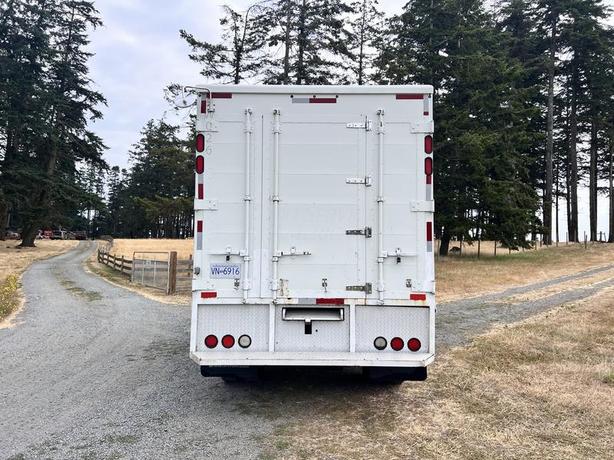 2014 Mitsubishi FUSO FE125 image 3