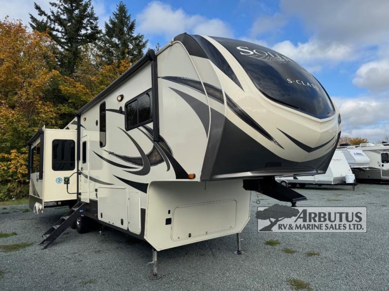 Used 2020 Grand Design Solitude S-Class 3350RL display photo