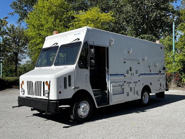 2009 Morgan Olson Workhorse 16-Foot Mobile Service Workshop Step Van image 1