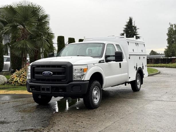 2015 Ford F-350 SD SuperCab 4WD Service Truck with Utility Body image 4