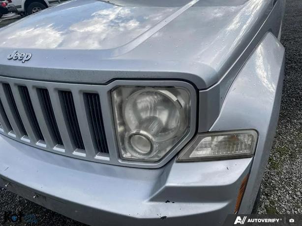 2008 JEEP LIBERTY image 8
