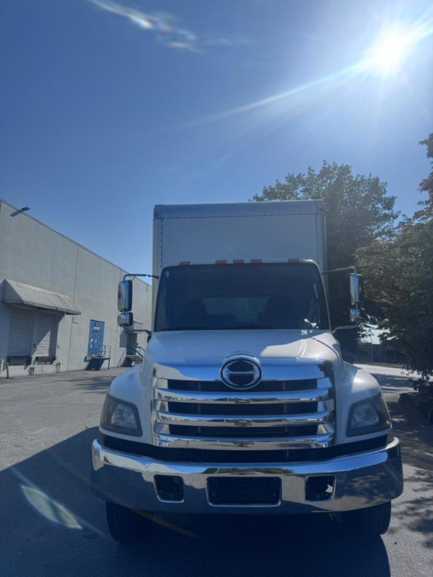 2018 Hino 338 image 2