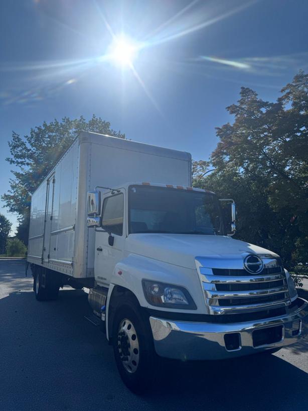 2018 Hino 338 image 3