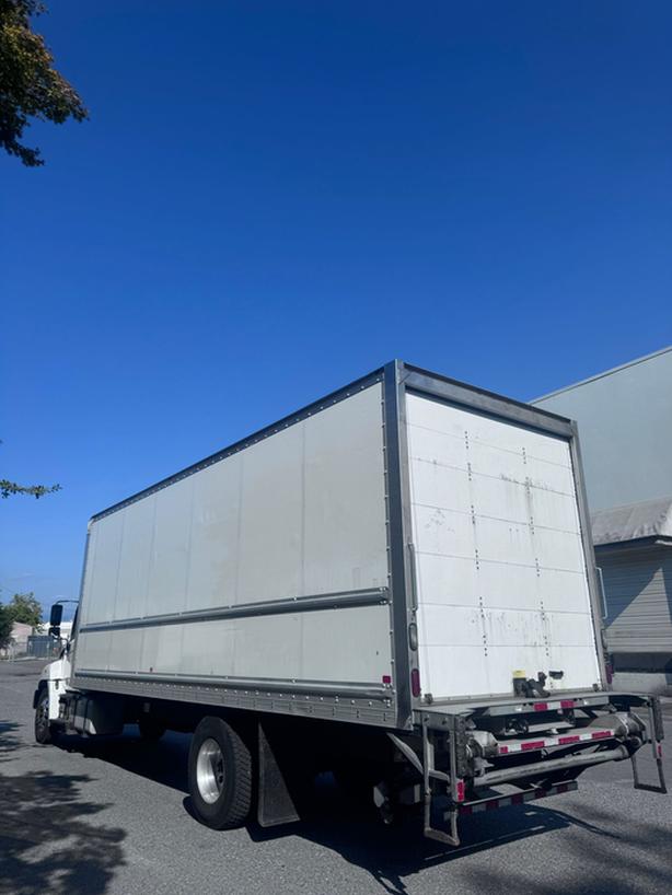 2018 Hino 338 image 7