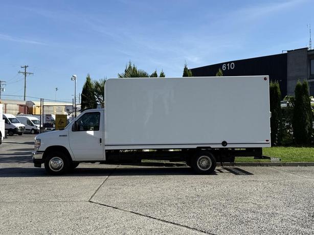 2021 Ford Econoline E-450 16-Foot Cube Van Box Truck with Loading Ramp image 7