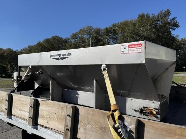 2011 Ford F-550 4x4 Flat Deck Plow Truck with Swenson Sander image 6