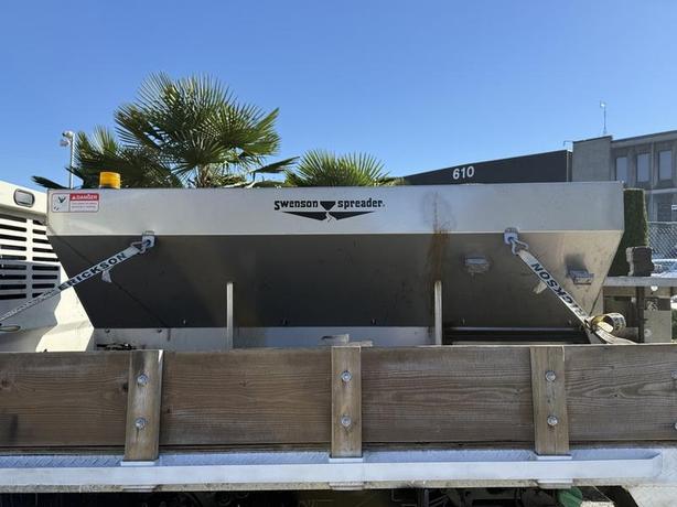 2011 Ford F-550 4x4 Flat Deck Plow Truck with Swenson Sander image 7